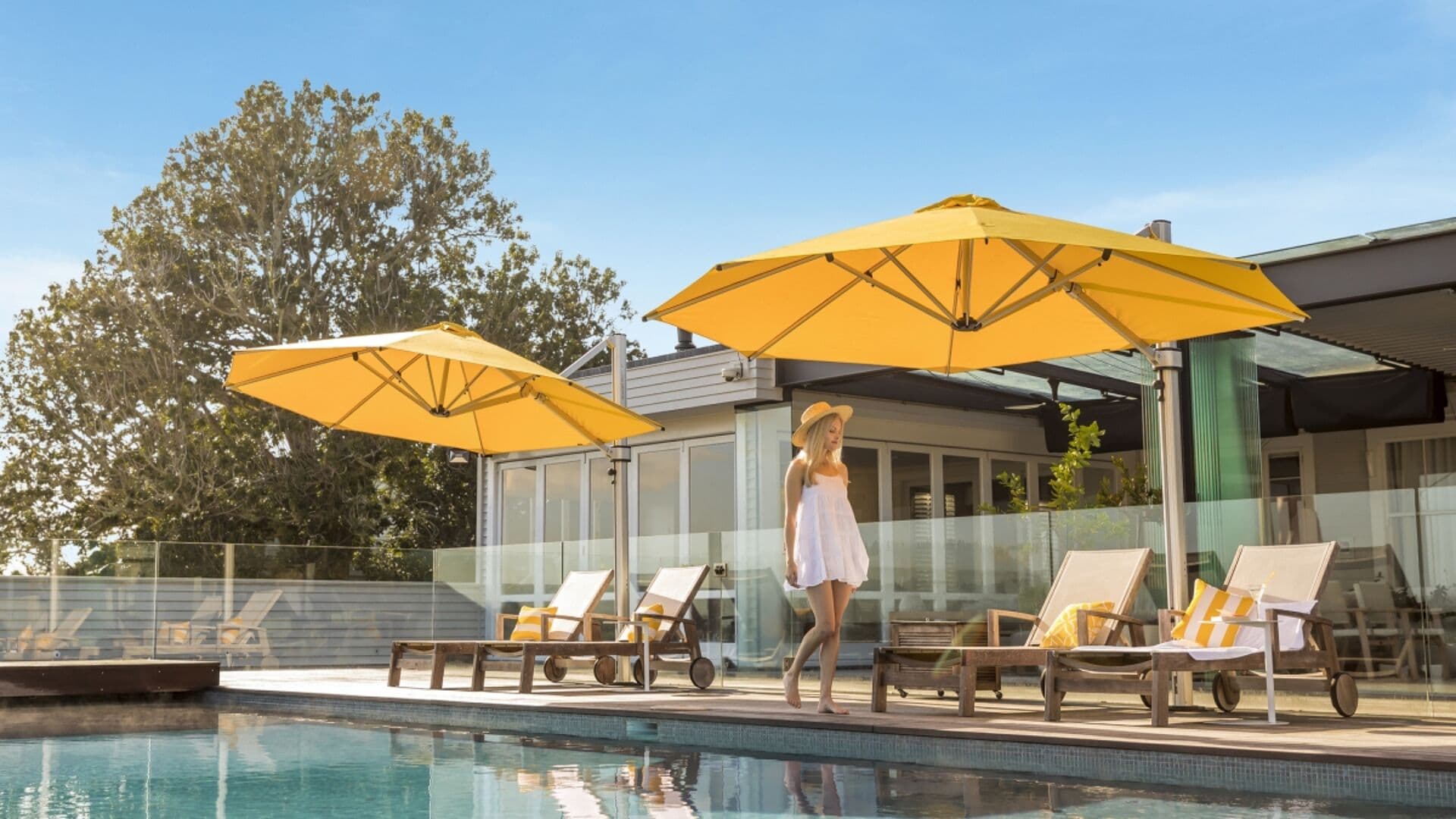 Shade7 Riviera cantilever umbrellas over an outdoor entertaining area